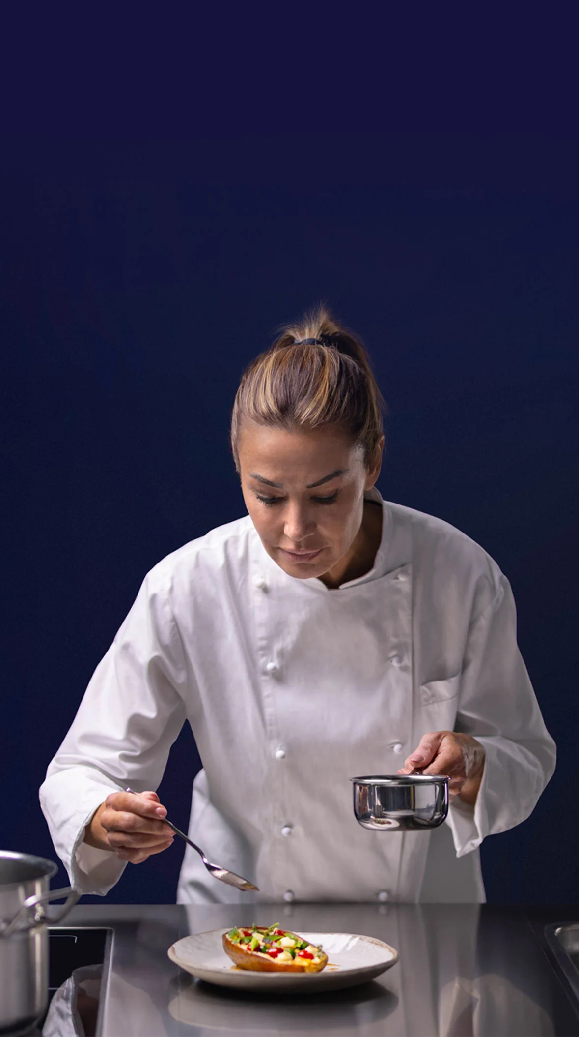 Lady-Chef-with-blue-background-e-XP-700-900-modular-cooking-electrolux-professional-dim-1920x1000-2