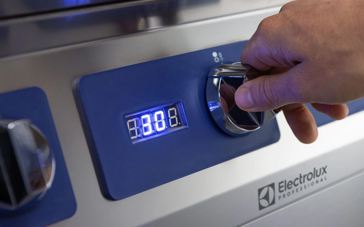 free-zone-induction-knob-digital-displays-e-XP-700-900-modular-cooking-electrolux-professional-dim-1440x900-1